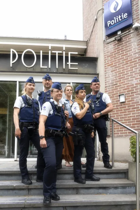 Groepsfoto politiemensen voor ingang hoofdcommissariaat Oudenaarde
